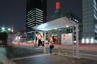 写真:名古屋市営バスの広告付バス停留所上屋の夜景