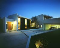 写真:南山のワークスペース+住居の照明の点いた夜間の外観