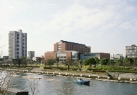 写真:名古屋学院大学 名古屋キャンパス 白鳥学舎を堀川越しに眺める