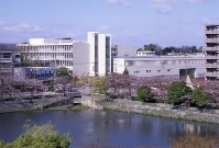 写真:隼人池越しに見た南山高等学校・中学校(女子部)新校舎の外観