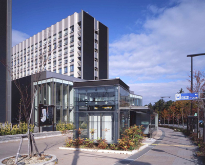 写真:名古屋大学の建物と地下鉄出入口