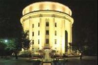 写真:名古屋市演劇練習館及び稲葉地公園