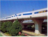 写真:東名阪自動車道高架橋