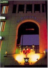 写真:セント・ヒサヤビル「リュート人形」