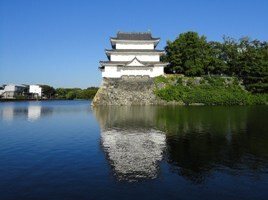 外堀沿いから西北隅櫓を望む写真