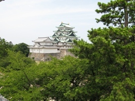 東南隅櫓から天守閣を望む写真