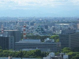 名古屋テレビ塔から天守閣を望む写真