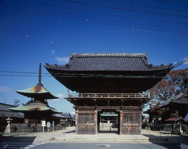 写真:観音寺多宝塔・山門