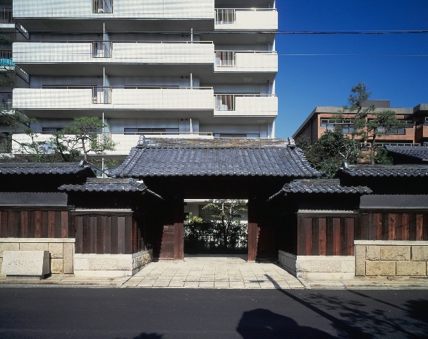写真:旧豊田家門・塀