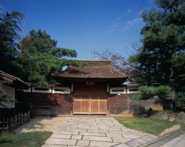写真:名古屋市東山荘門・塀