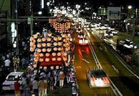 写真：夜間の曳行