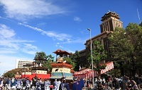 市役所前に勢揃いする山車の写真