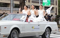 姉妹友好都市の代表が乗るオープンカーの写真