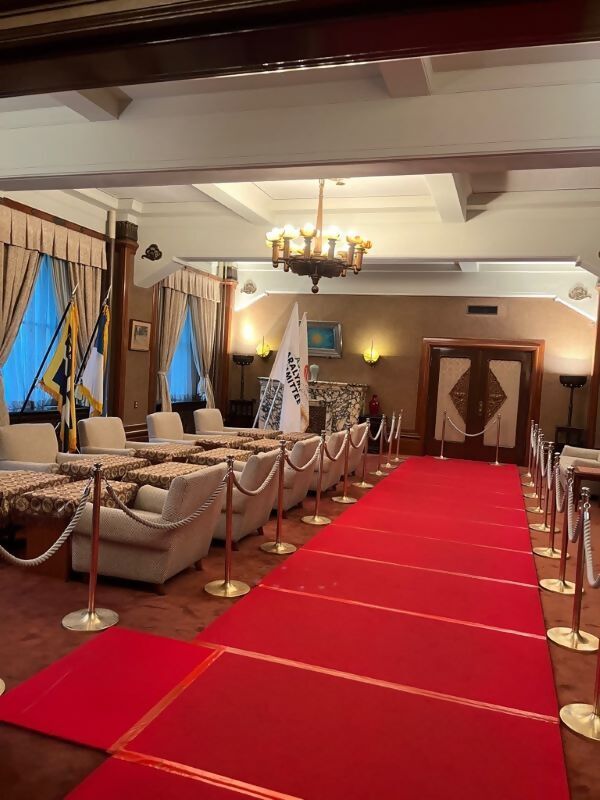 市役所貴賓室での大会旗の展示風景写真(室内全体風景を撮影)