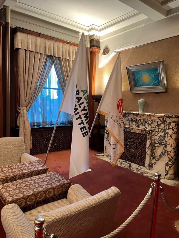 市役所貴賓室での展示風景写真(大会旗を中心に撮影)