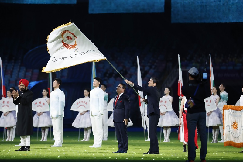 写真:OCA旗引継ぎ