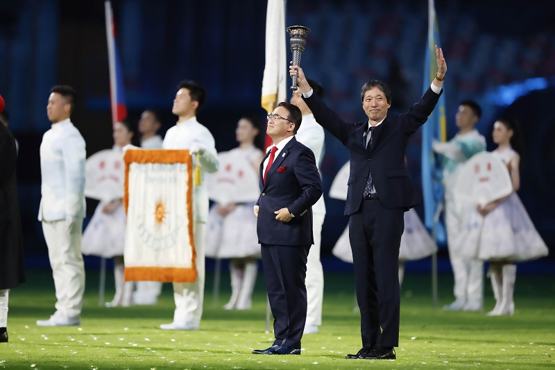 写真:聖火トーチ引継ぎ