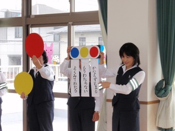 幼稚園での交通安全教室の写真です