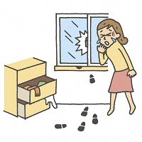 侵入等の被害に遭った女性のイラスト