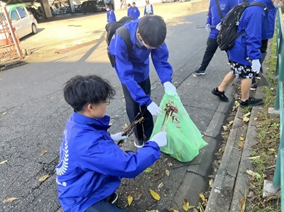 学校法人電波学園交流委員会の清掃活動風景