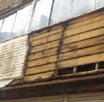 外壁パネル落下の写真