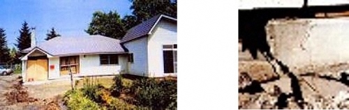 液状化現象により傾いた建物及び基礎の写真