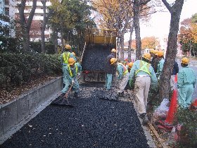 写真:歩道アスファルト舗装の修繕作業の様子