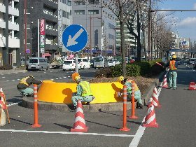 写真:中央分離帯先端障壁の塗装作業の様子