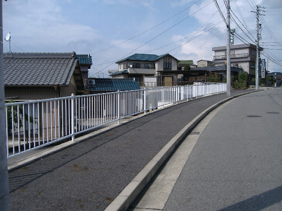 写真：転落防止柵の例