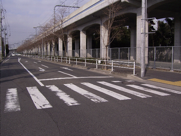 写真：乱横断防止柵の例