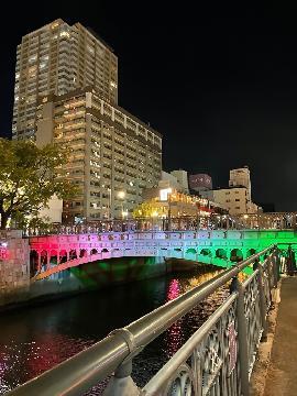 写真:納屋橋 ライトアップの様子(期間限定クリスマスカラー)