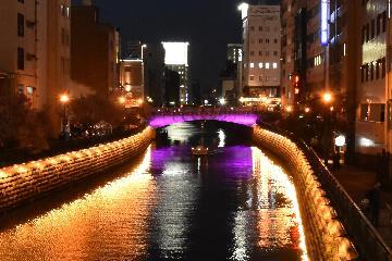 写真:錦橋 ライトアップの様子(ピンクリボン運動との連携)