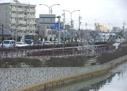 写真：堀川右岸の遊歩道