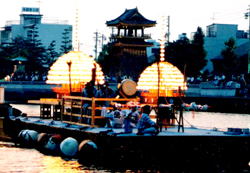 写真:復活したまきわら舟