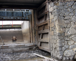 写真:白鳥貯木場の水門