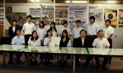 写真：南陽高校「Nanyo Company部」の皆様との記念撮影（平成27年度）