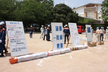 写真:簡易水防工法の訓練状況(プランターとレジャーシートによる工法 完了後の様子)