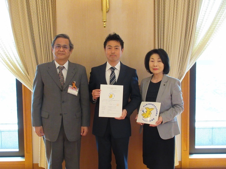 写真:認定証交付式