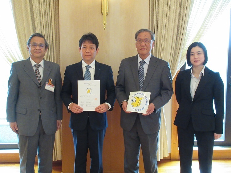 写真:認定証交付式