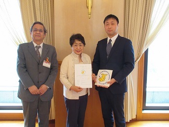 写真:認定証交付式