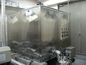 写真:ステンレス製の小規模貯水槽