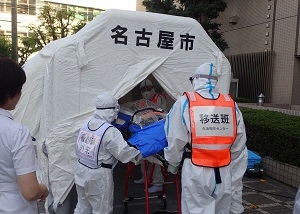 患者をテント内に運び込む様子の写真