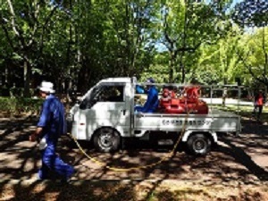 写真:散布を行うために車載式の噴霧器を使用しています。