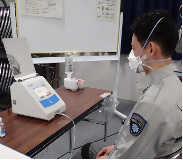 着用マスクの漏れ率測定の写真