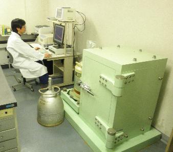 写真：高純度ゲルマニウム半導体検出器付きガンマ線スペクトロメータの外観