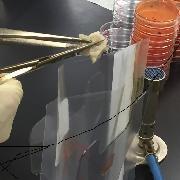 食品を採取袋にいれている写真