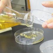 希釈水に培地を注ぐ写真