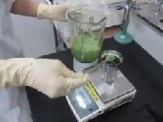 食品を容器に入れて量り採る写真