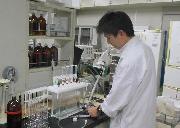 食品の検査をしている人の写真