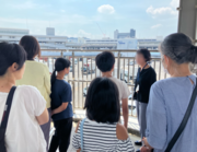 市場を見学する様子の写真